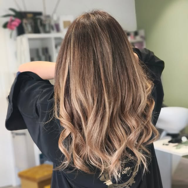 Balayage de La Pelu de Patty: melena larga con ondas vista de espaldas